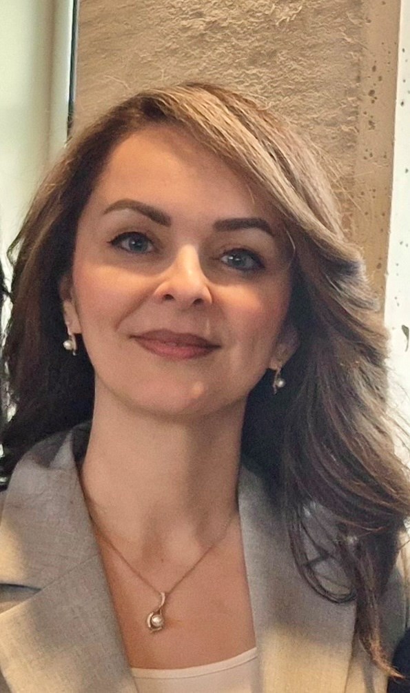 instructor-elnaz-araghi.648b72202744.jpeg
