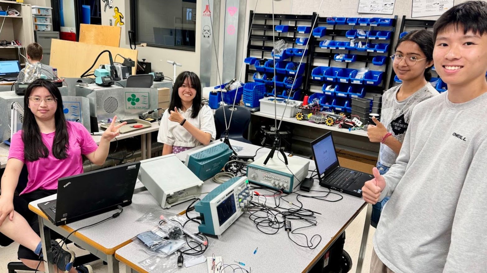 ɫƵ students take to the airwaves in new RF communications course 